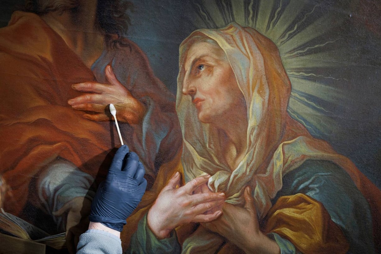 Tableau central: l’éclat des pigments du XVIIIe siècle sous le vernis terni par le temps.