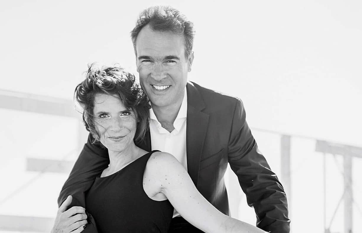 Avec son épouse Annabel, rencontrée en 1996, comédienne de formation et ancienne journaliste  qui a notamment collaboré avec France 3, RTBF, TV5 et LCI.