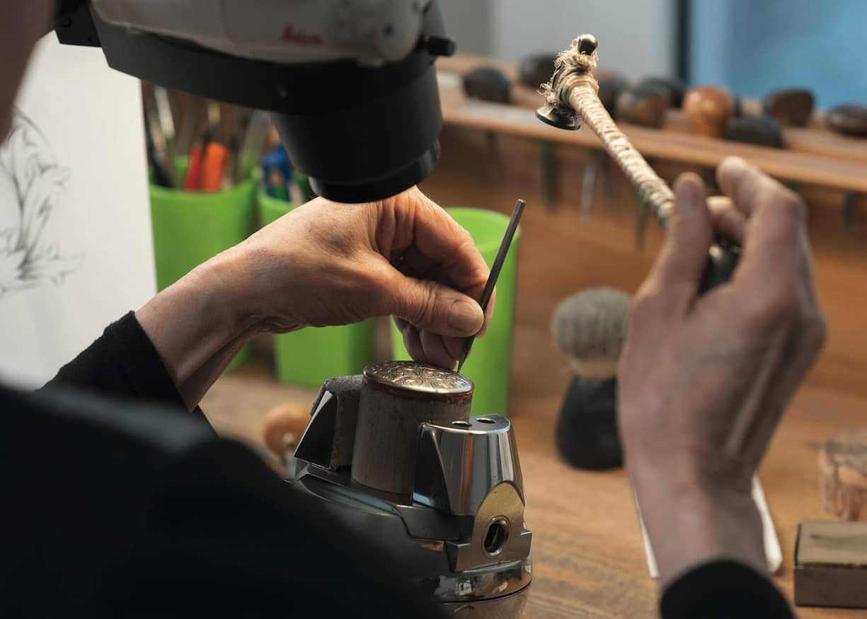 Toute la réalisation se fait sous binoculaire. Mais au final c’est à l’œil nu que la graveuse juge son travail.