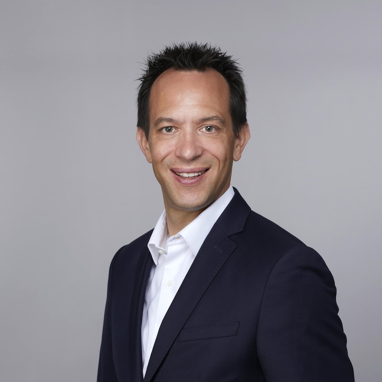 À l'heure de Watches & Wonders, Benjamin Gietzendanner (BearingPoint) livre une analyse du futur des manufactures horlogères, entre impact de l'IA, envolée du cours de l'or et nouveaux matériaux.