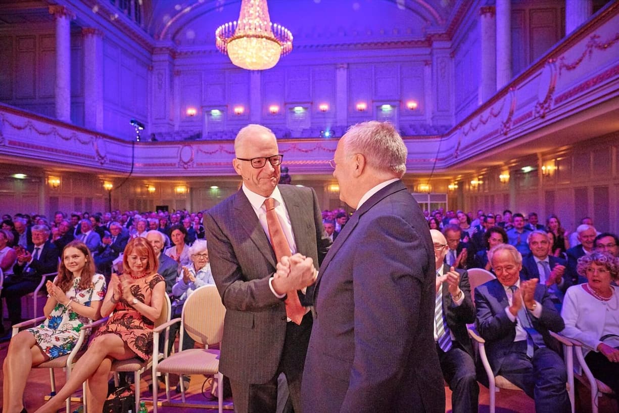 Avec le conseiller fédéral Schneider-Ammann, en 2017,  lors d’une fête organisée pour son départ, après l’entrée en bourse de Galenica.