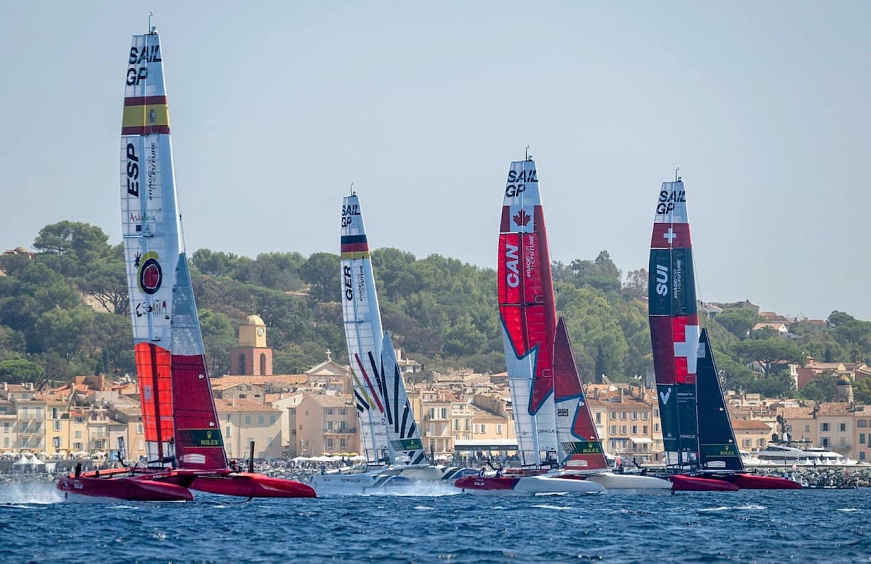 Les F50 sont des bateaux légers  de 2,3 tonnes, malgré leurs 15 mètres de long et leur aile de 24m.