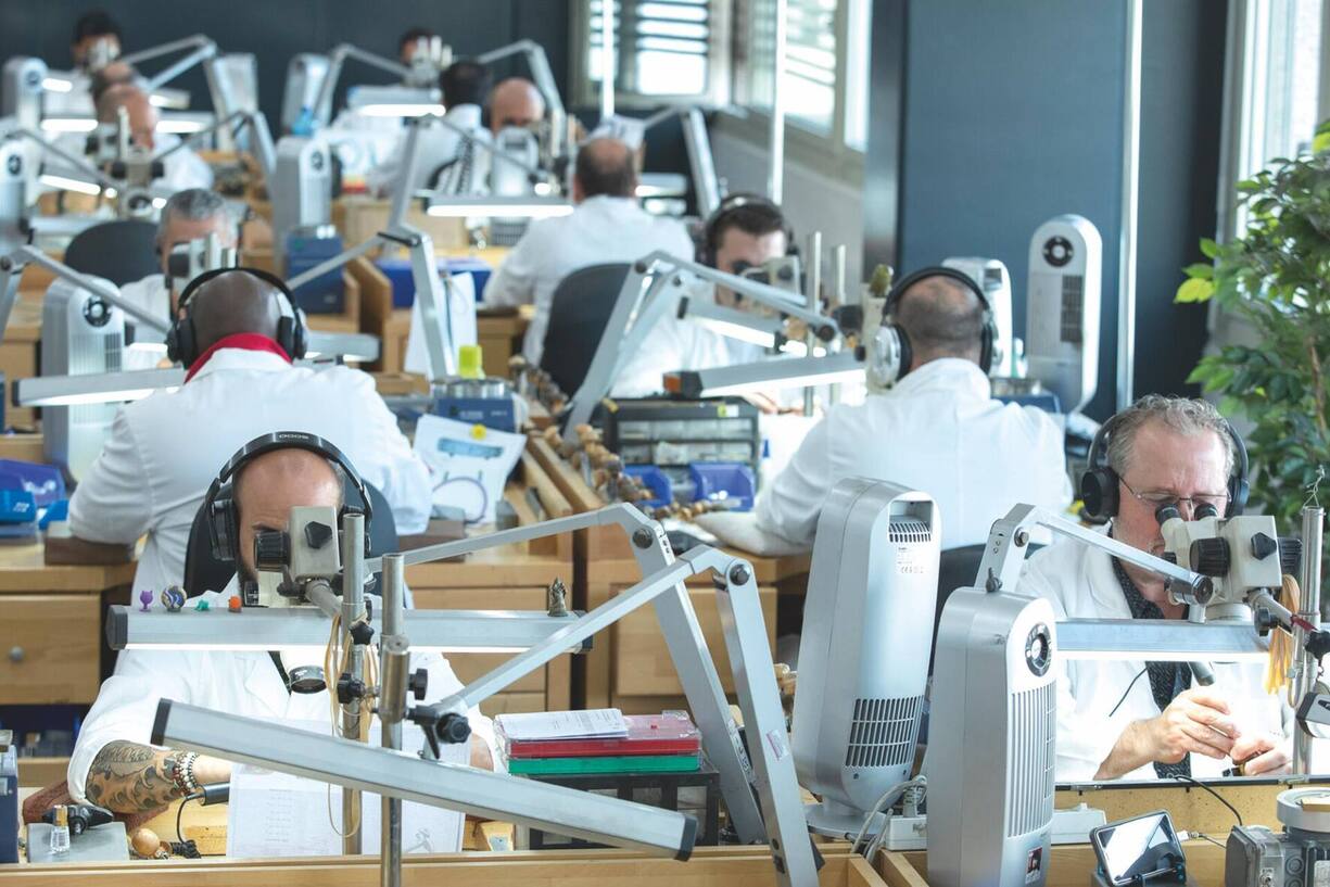 L’atelier de sertissage: 127 sertisseurs, le plus grand de Suisse — et peut-être du monde.