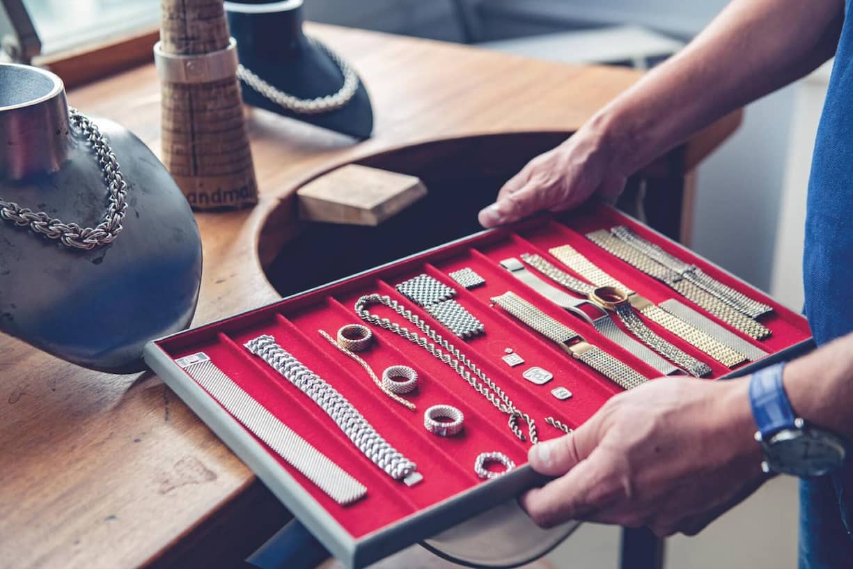 La créativité pour seule limite: il existe plus d’une centaine de types de chaînes de base et l’éventail des options est insondable, du choix des matériaux jusqu’à la terminaison, de l’assemblage jusqu’au pressage.