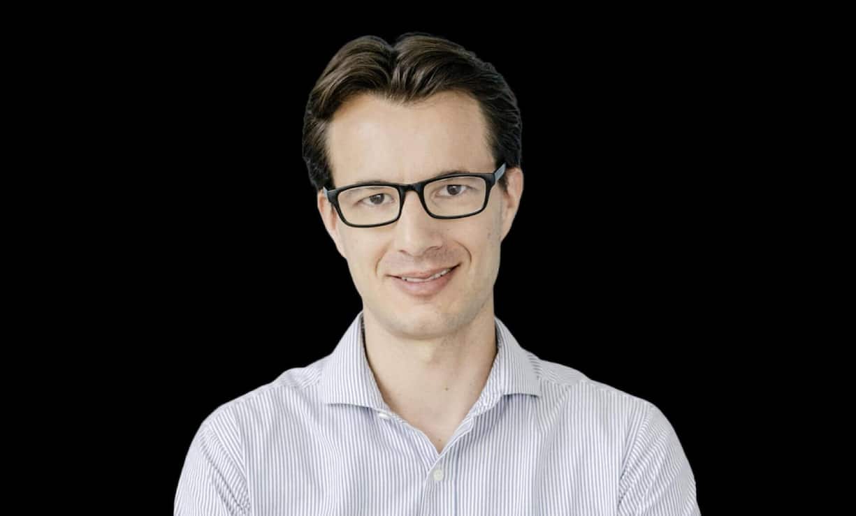 Severin Hacker poursuit résolument sa mission de rendre la meilleure éducation du monde universellement accessible.