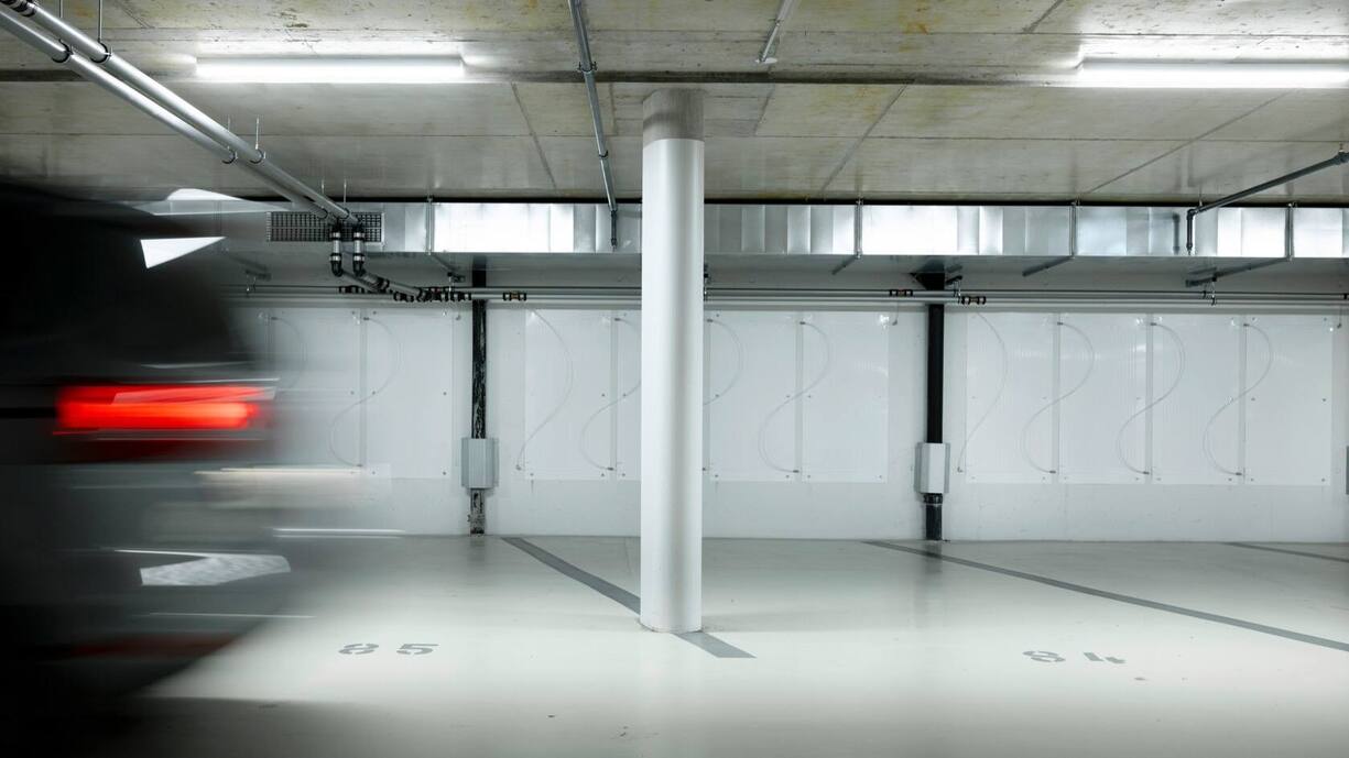 Pas de tours de forage, de cheminées ou de tours de refroidissement, les panneaux d’Enerdrape s’intègrent dans l’infrastructure sans être visibles.