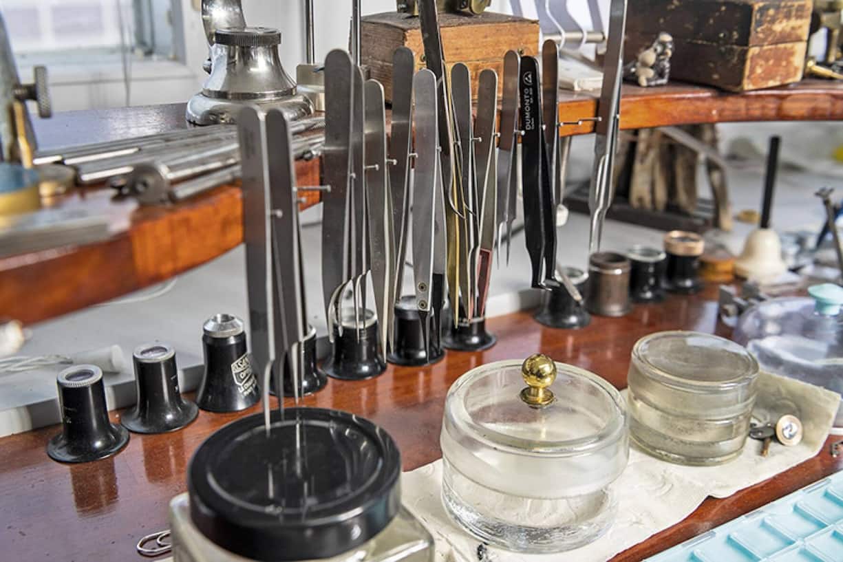 Faire et mesurer. La conformité des composants travaillés par cet artisan hors norme apparaît déjà à l’usinage, sous binoculaire.