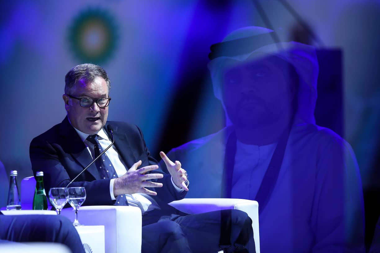 epa10276769 Une image en multi-exposition montre un Émirati écoutant Russell Hardy (à gauche), PDG de Vitol, lors d'une session de l'Abu Dhabi International Petroleum Exhibition and Conference (ADIPEC) à Abou Dhabi, Émirats arabes unis, le 31 octobre 2022. L'ADIPEC se tient jusqu'au 3 novembre 2022 avec plus de 2 200 exposants et 28 pavillons nationaux dédiés présentant leurs ambitions pour l'avenir de l'énergie. EPA/ALI HAIDER