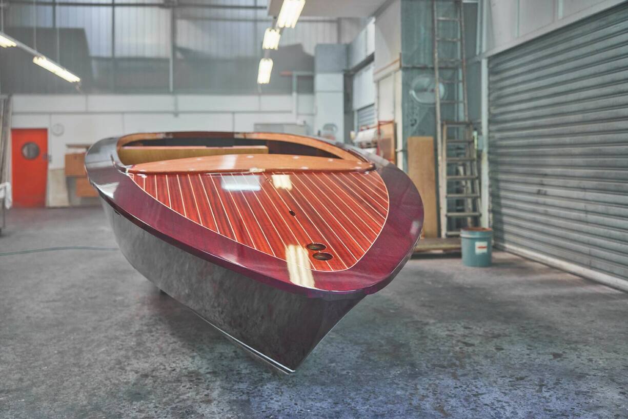 Laquage: trois couches d’époxy, trois couches de vernis, six semaines de travail.