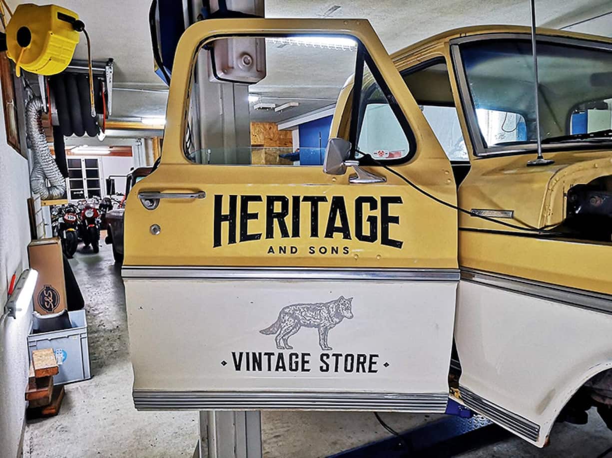 Voiture, veste en jeans, casque de moto, autant de supports différents sur lesquels Simon Lécureux appose sa griffe.