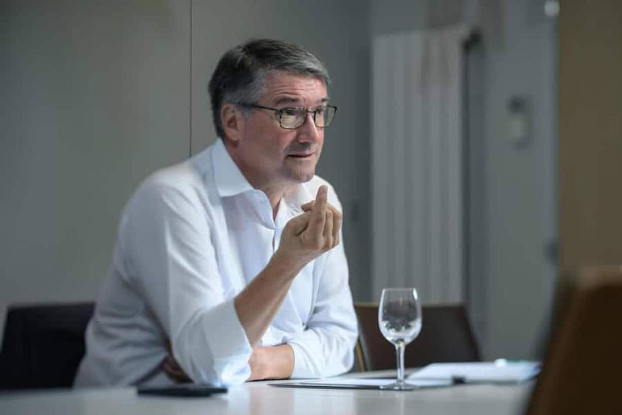 L'un des hobbies du président de la Poste est les échecs.