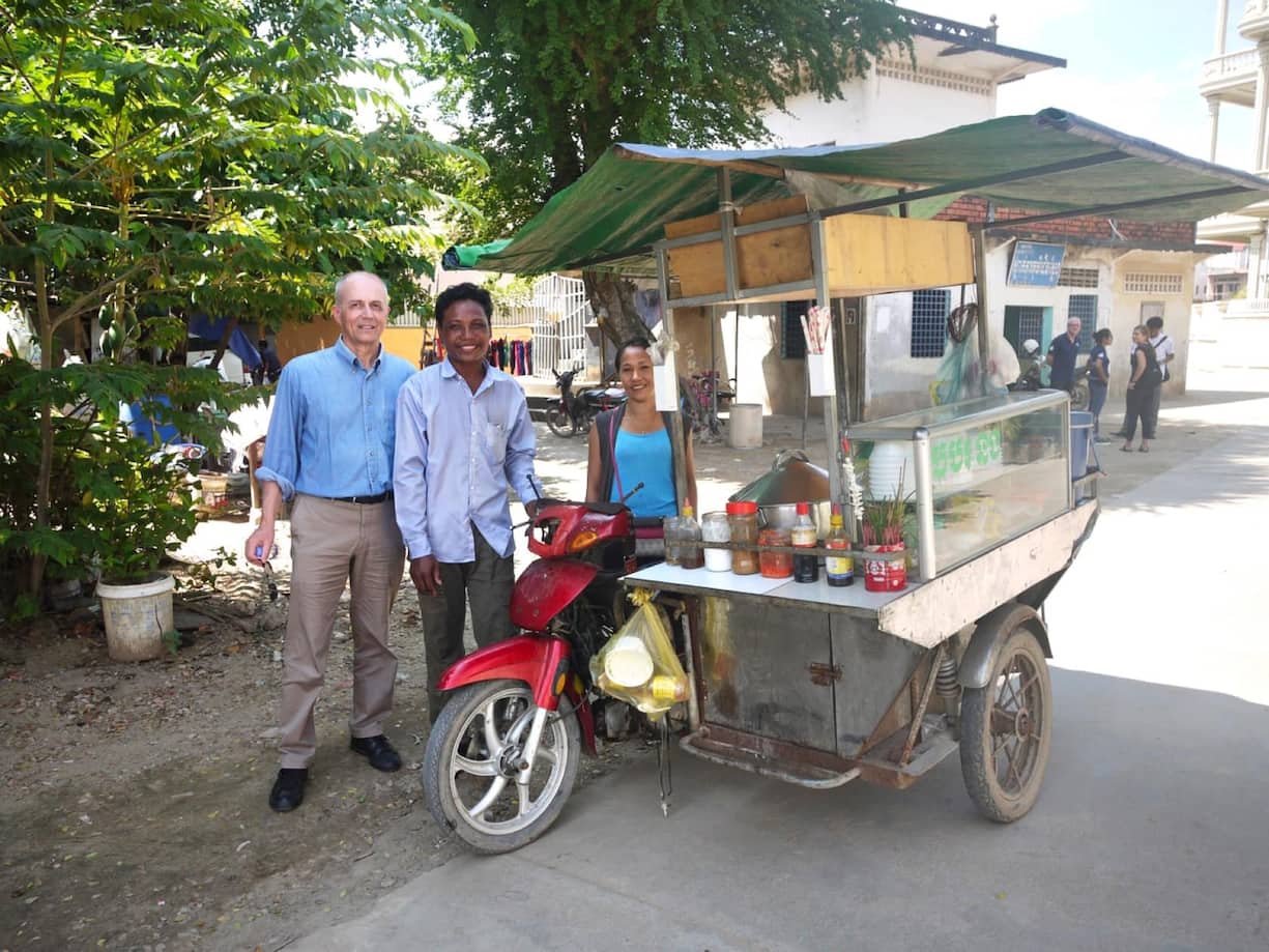 Il soutient plusieurs ONG, à Kaboul, au Vietnam et au Cambodge.