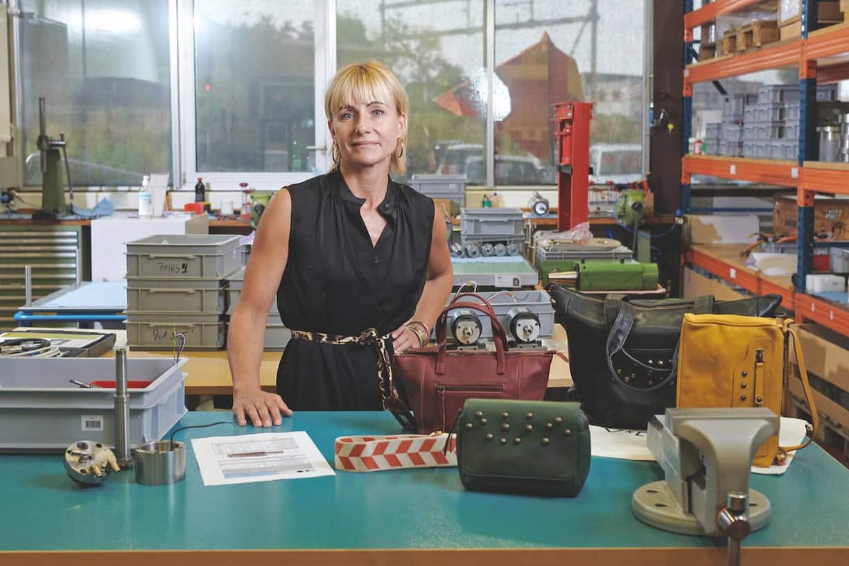 En 2010, la Neuchâteloise reprend la Cordonnerie du Château, à Colombier, et imagine sa collection de sacs V-Dolder.