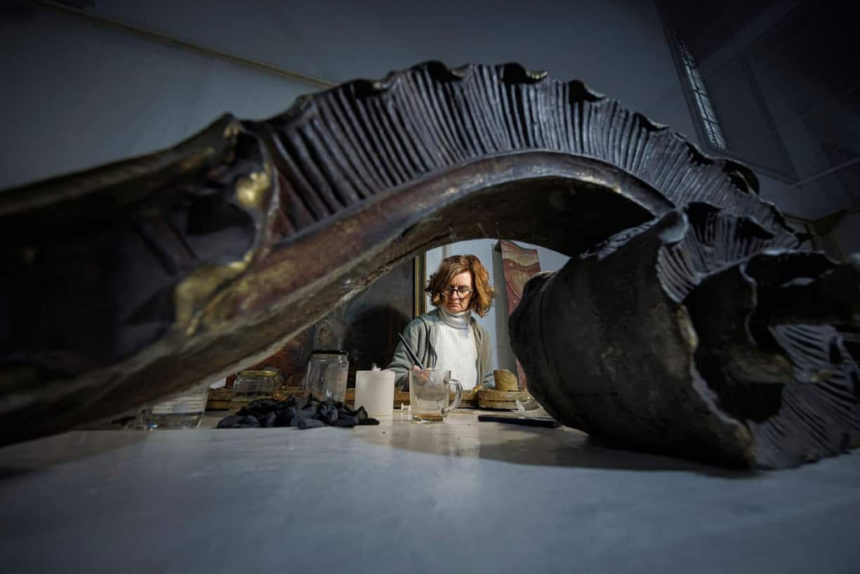 Les pièces de bois sculptées avant restauration.