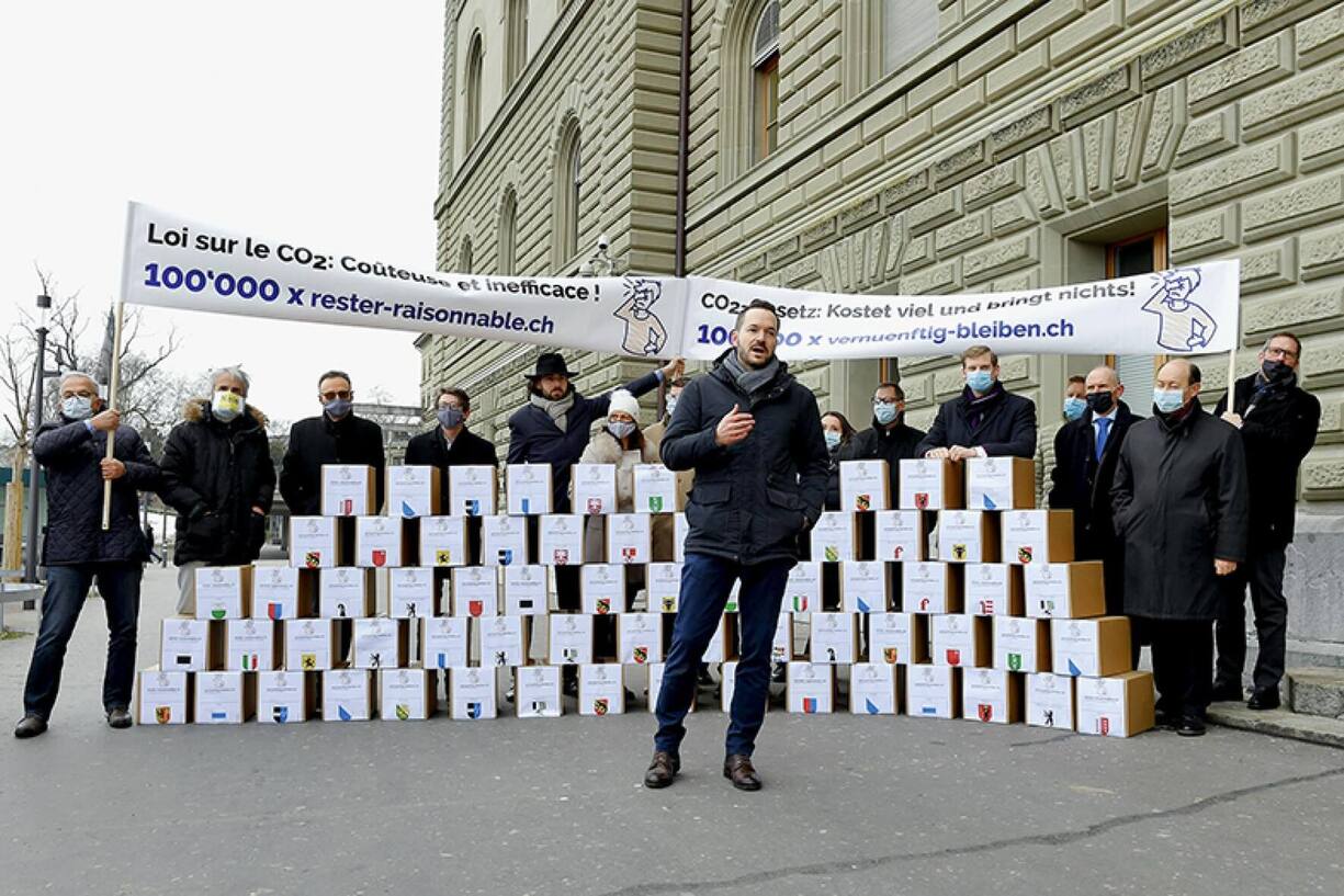 Le 12 janvier, 100 000 signatures ont été déposées contre la révision de la loi sur le CO2 par un comité économique. La veille, les milieux activistes de la Grève du climat recueillaient 7000 signatures.