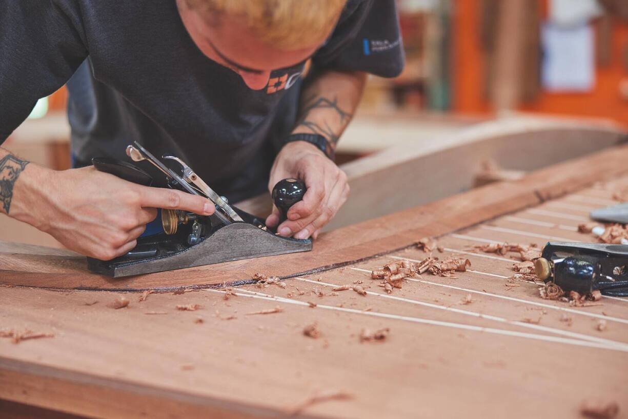 Menuiserie de précision: une tolérance de l’ordre du millimètre, sur des coques qui peuvent atteindre 10 mètres de long.