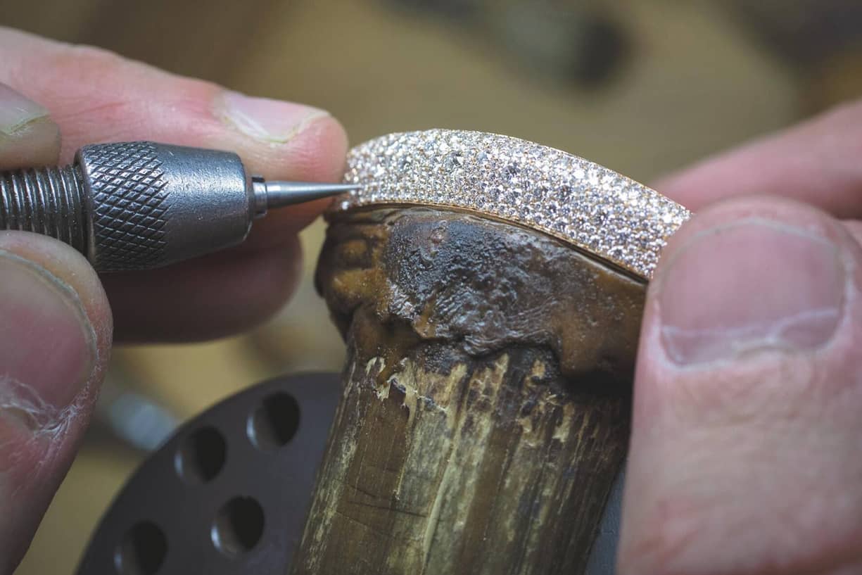 Tout est fait à la main, de manière artisanale, pièce à pièce, sans automatisation.