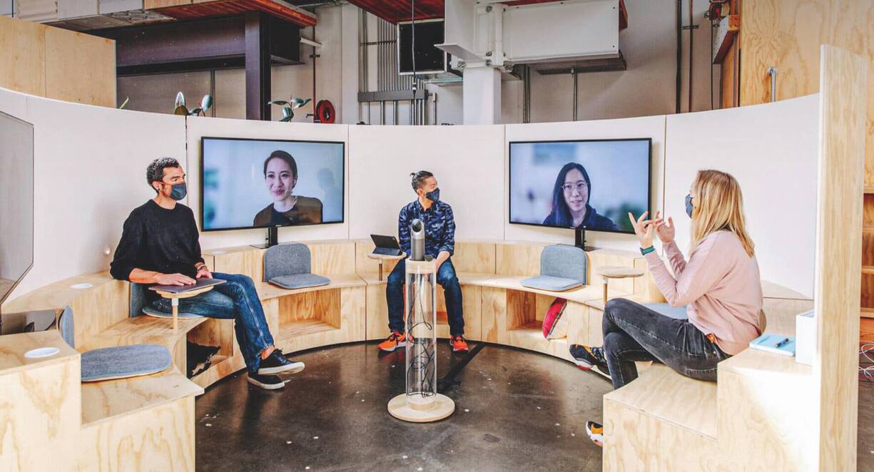 Le géant américain Google a mis en place  de nouveaux concepts d’espaces de travail, comme des «campfires» où les employés en home office, sur grand écran, peuvent communiquer plus facilement avec ceux en présentiel.