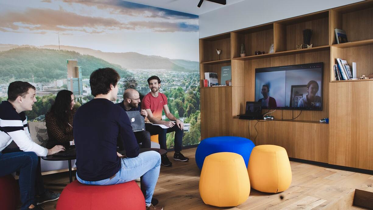 -	Des enquêtes internes montrent que le mode de travail hybride adopté chez AXA répond aux besoins des collaborateurs.