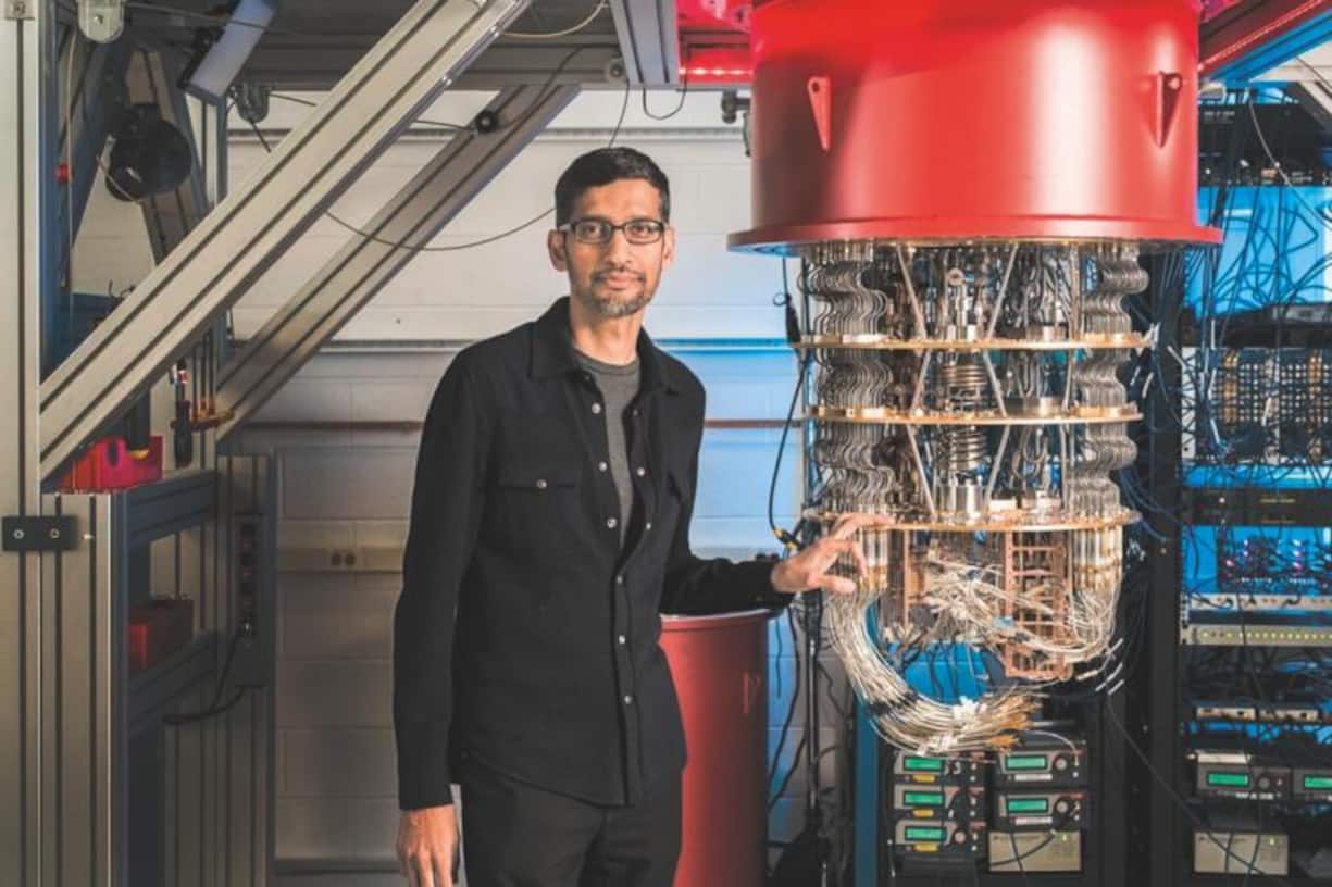 Le directeur de Google, Sundar Pichai, devant la machine quantique Sycamore présentée en octobre 2019.