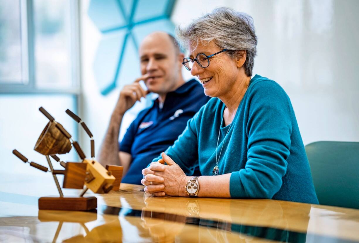 Avec Muriel Richard-Noca, devant la représentation en miniature du satellite ClearSpace 1 et sa main robotisée.