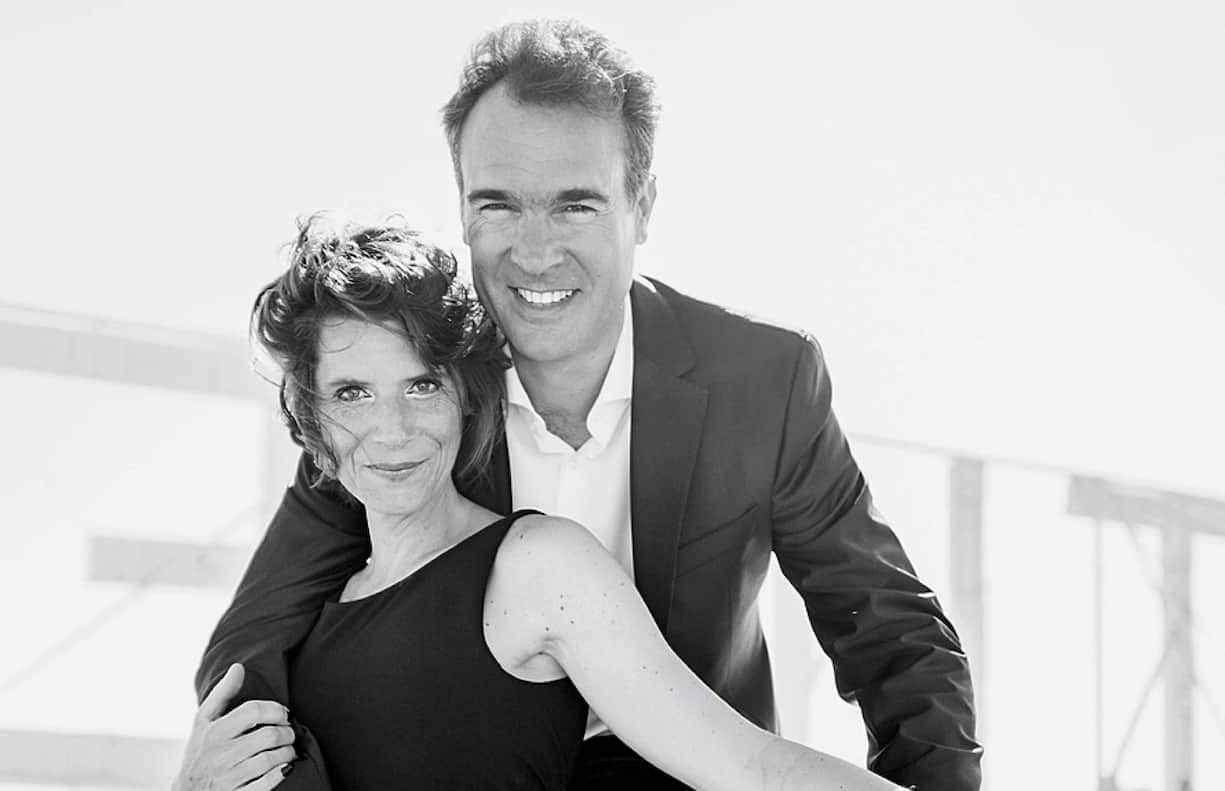 Avec son épouse Annabel, rencontrée en 1996, comédienne de formation et ancienne journaliste  qui a notamment collaboré avec France 3, RTBF, TV5 et LCI. 