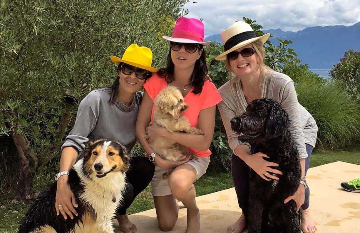 Jocelyne Bloch avec deux amies d’enfance, Gaby et Nicole, et leurs chiens respectifs. 