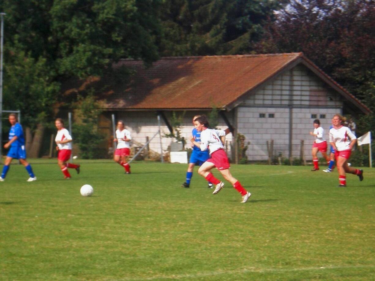 Née à Vigo, en Espagne, Carmela Troncoso nourrit une passion dévorante pour le football