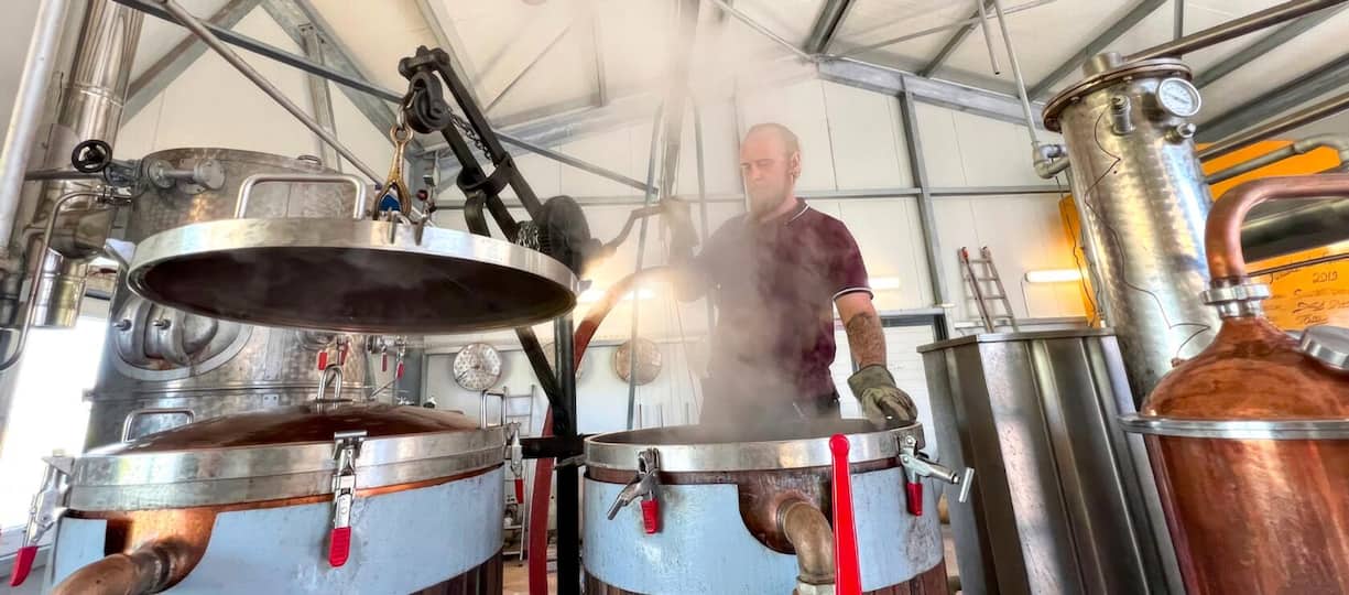 Pierre de Perrot voit défiler de nombreux clients qui souhaitent apprendre l'art de la distillation.