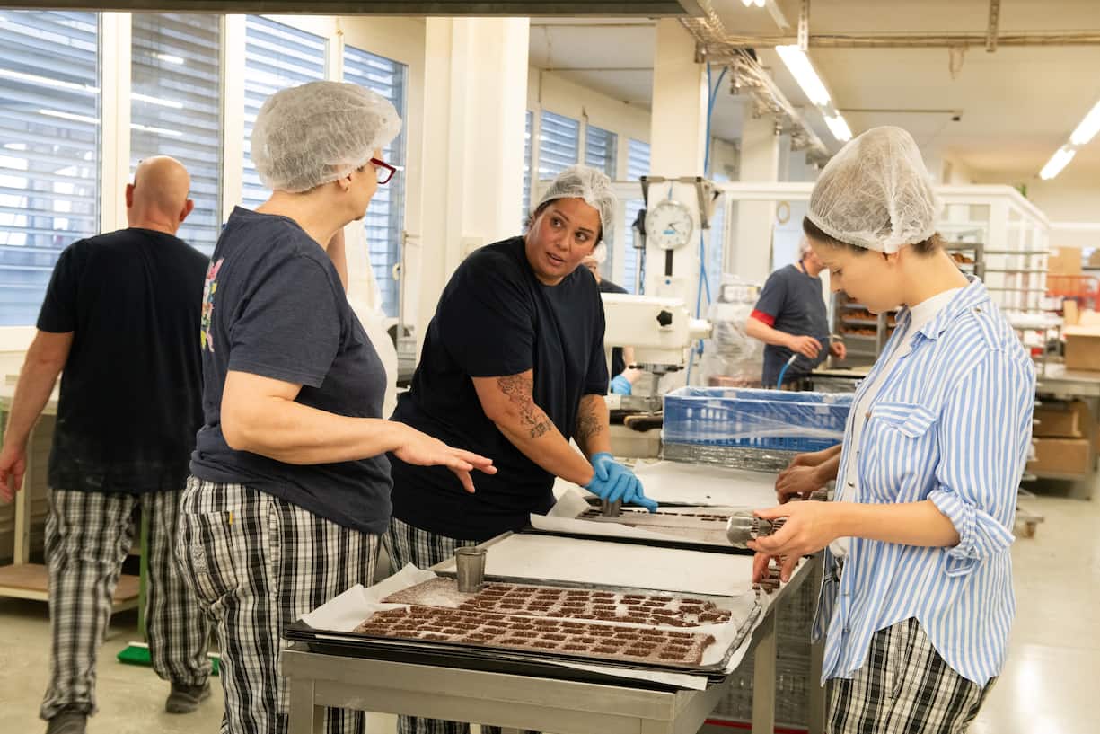 UBS Helpetica Aktion in der BÃ¤ckerei Stiftung ZÃ¼riwerk mit UBS MitarbeiterInnen, 20. Oktober 2025, Wallisellen
