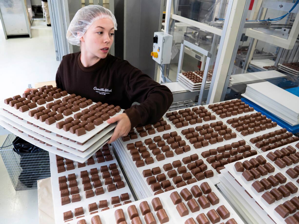 <p>Le chocolatier Camille Bloch, qui emploie 180 personnes pour un chiffre d’affaires annuel de 60 millions de francs, travaille avec l’AEnEC depuis 2014.<br /><br /></p>