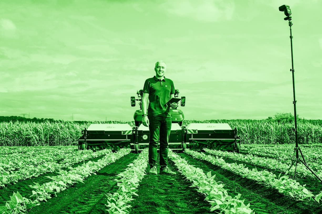 <p>Aurélien Demaurex limite l’utilisation de produits chimiques grâce à des pulvérisateurs automatisés de précision.</p>