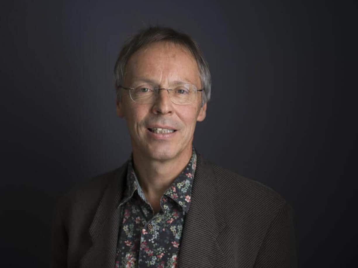 <p>Raimund Rodewald, ex-directeur de la Fondation pour la protection et l'aménagement du paysage. Son initiative populaire pour le paysage de 2010 avait donné des jambes au Conseil fédéral et au Parlement. C'est pourquoi les zones à bâtir disparaissent et que l'on construit de manière plus dense dans les villes.</p>