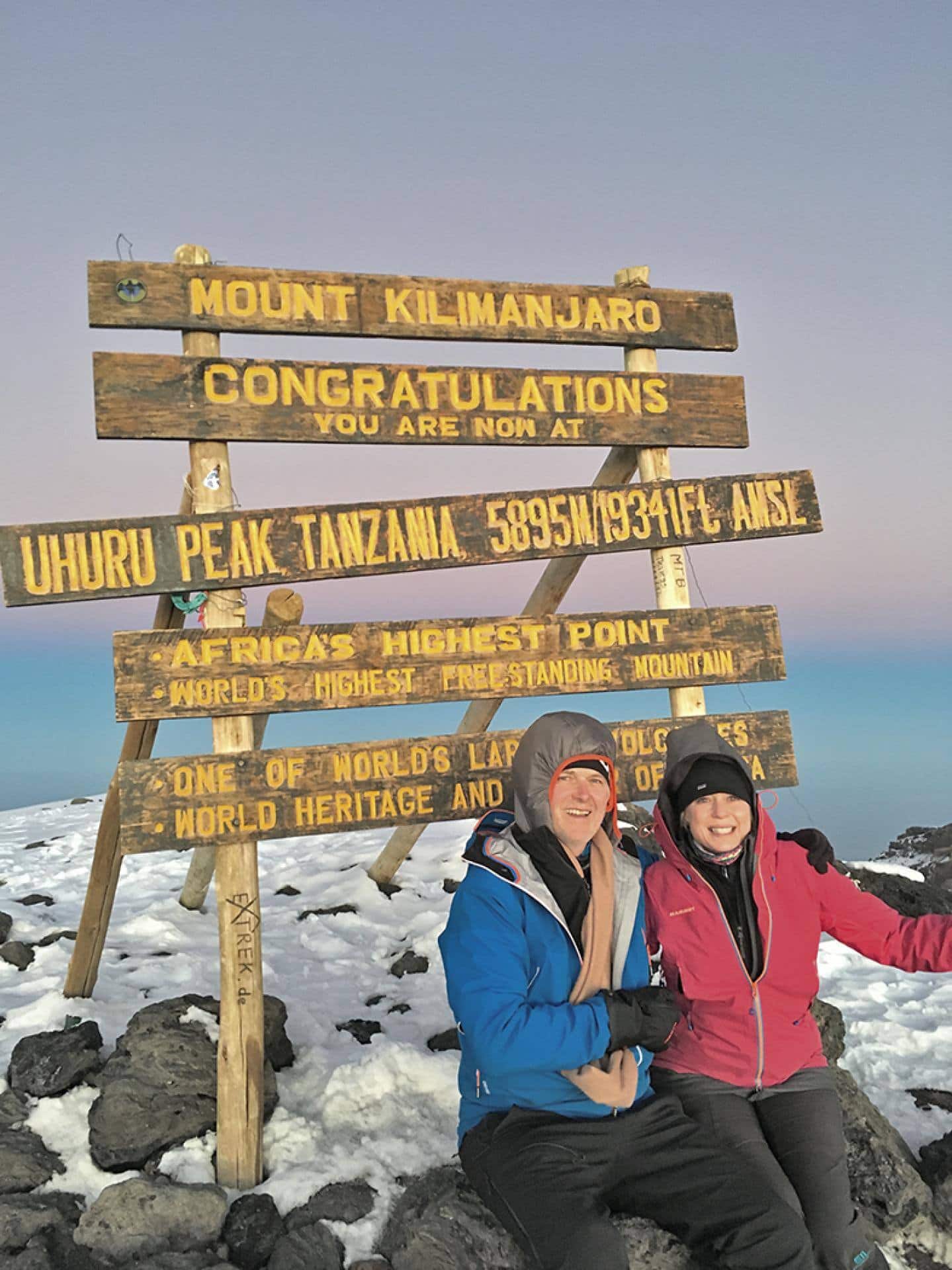 Au sommet de Kilimanjaro avec sa compagne Brigitta Cooper.