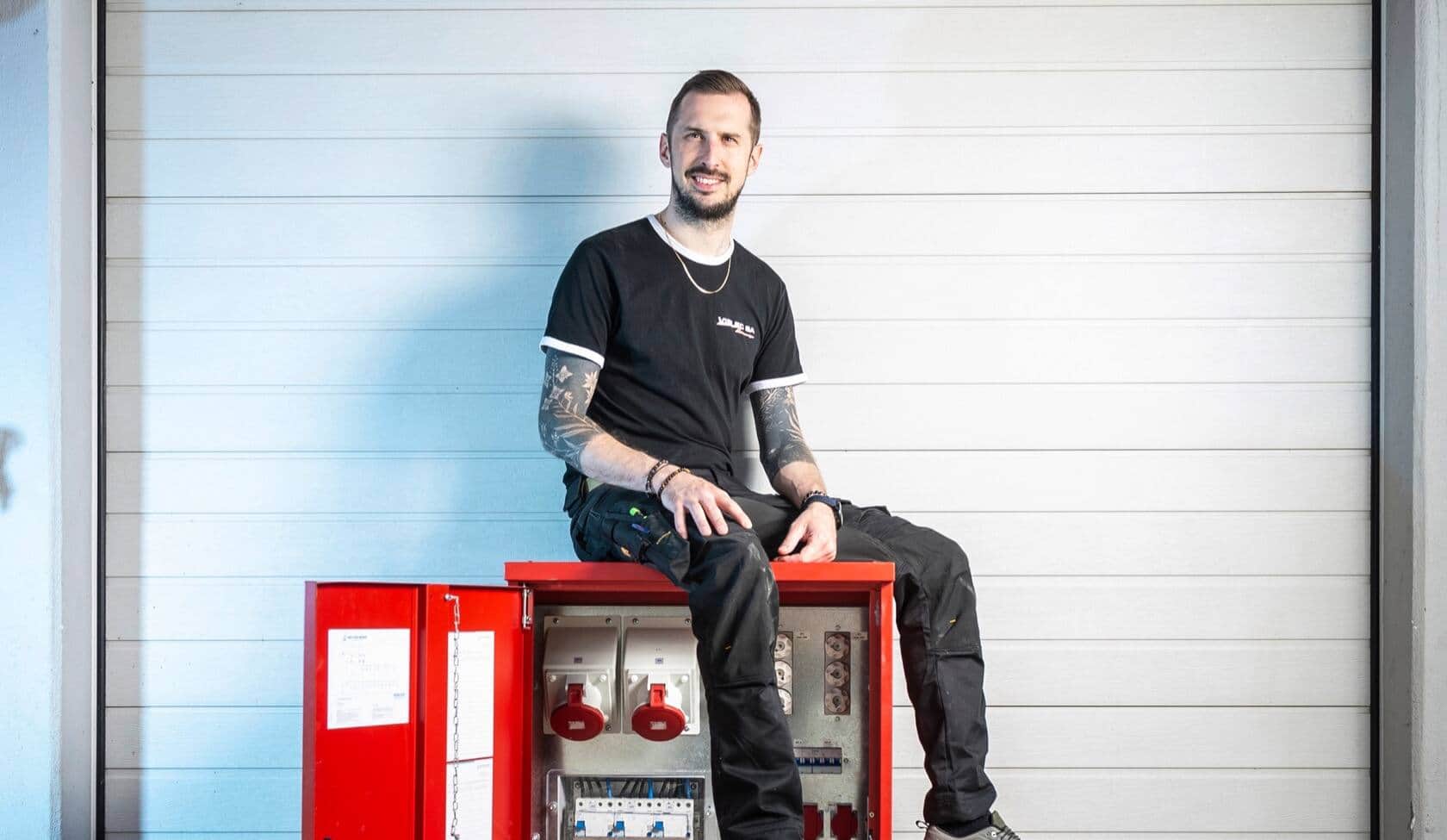 Adrien Geinoz, âgé de 32 ans, est le patron de Vielec, l’entreprise d’installations électriques comptant aujourd’hui 18 employés dans laquelle il a fait son apprentissage.