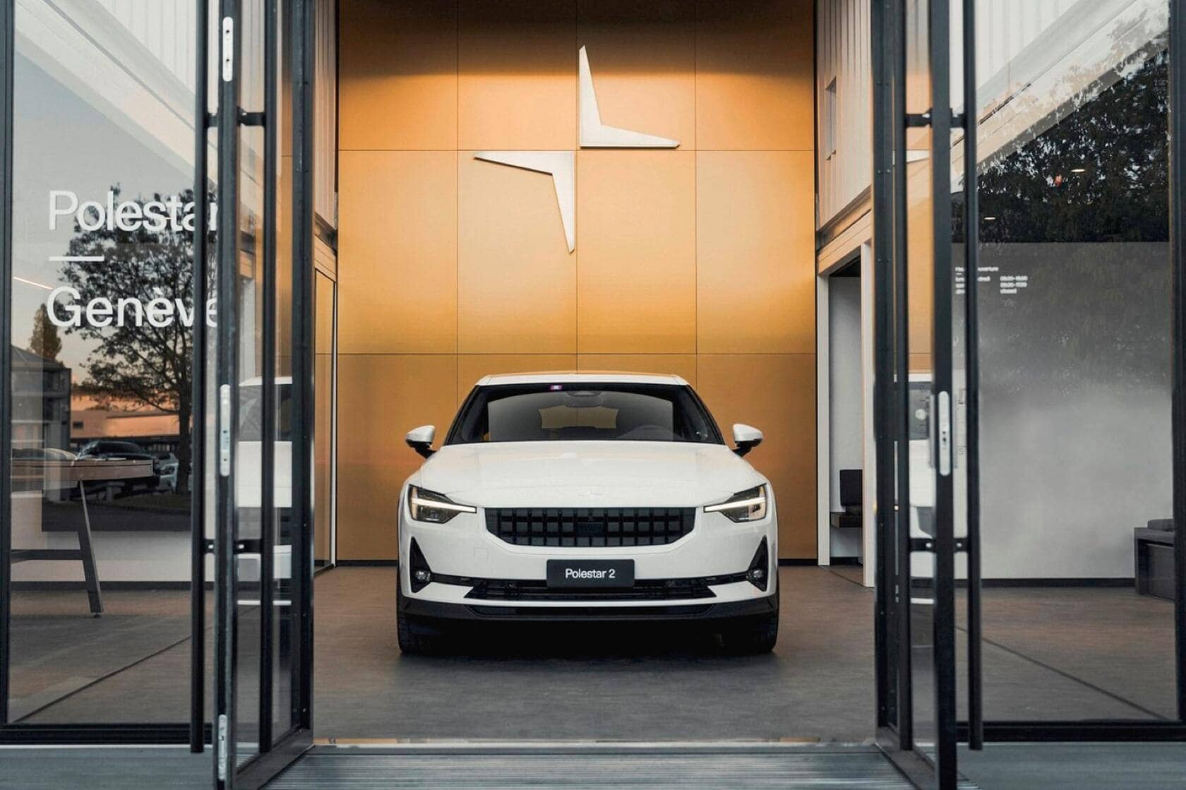 Que ce soient les nouveaux arrivants ou des marques automobiles historiques, tous s’offrent à prix d’or les meilleures adresses en Suisse, dans des ambiances élégantes, et fournissent des services cinq étoiles à leurs clients.