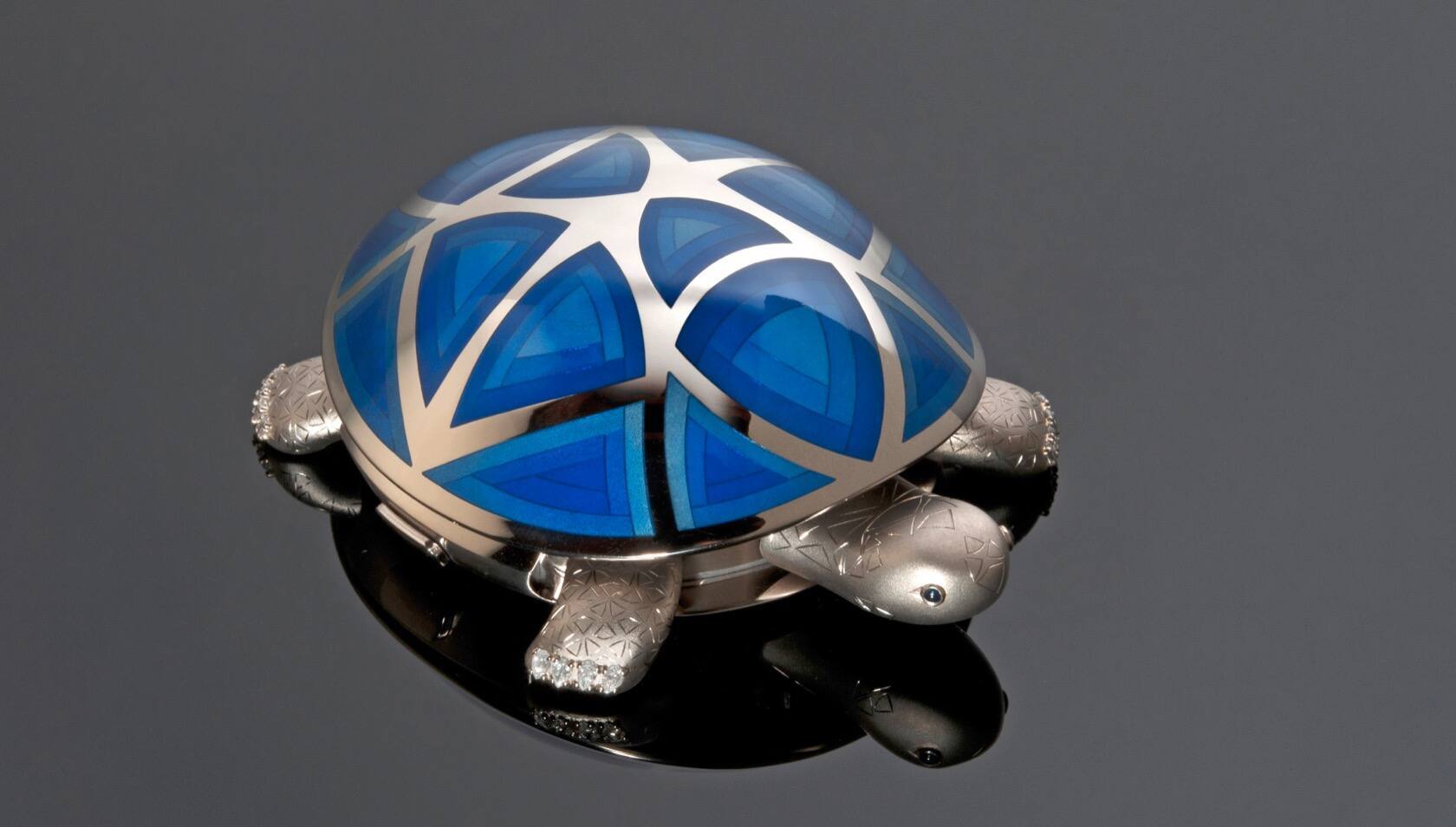 En 2012, il se lance dans un projet fou: l’automate tortue. Grand succès d’estime mais zéro vente.