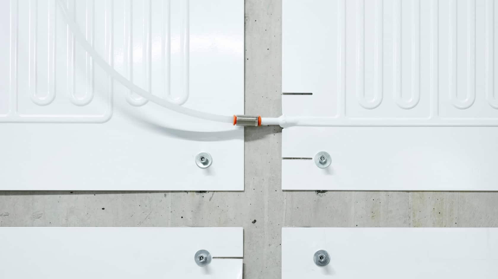 Le système ingénieux d’Enerdrape: l’eau contenue dans des panneaux ultraplats absorbe la chaleur ou le froid de l’intérieur de la terre via des parois en béton.