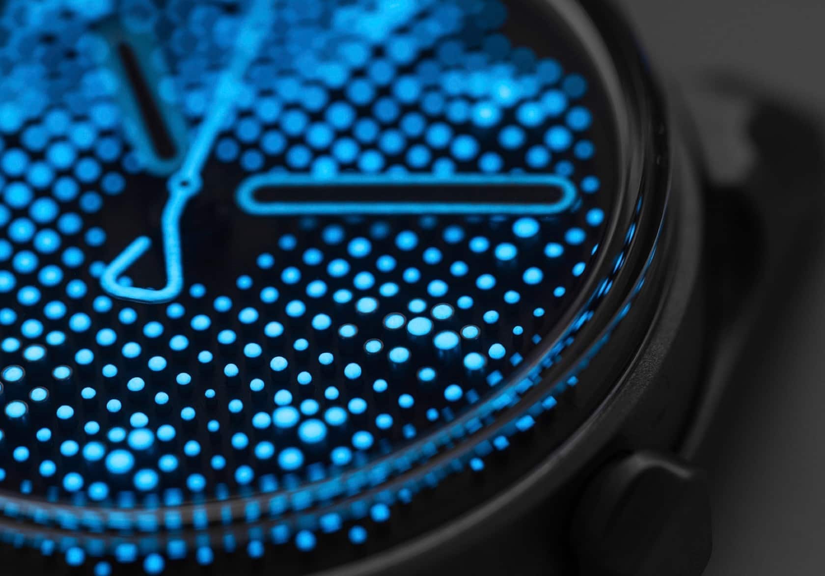 Le cadran, qui fait penser aux Pinscreen des années 1980, est composé de 468 petits index cylindriques