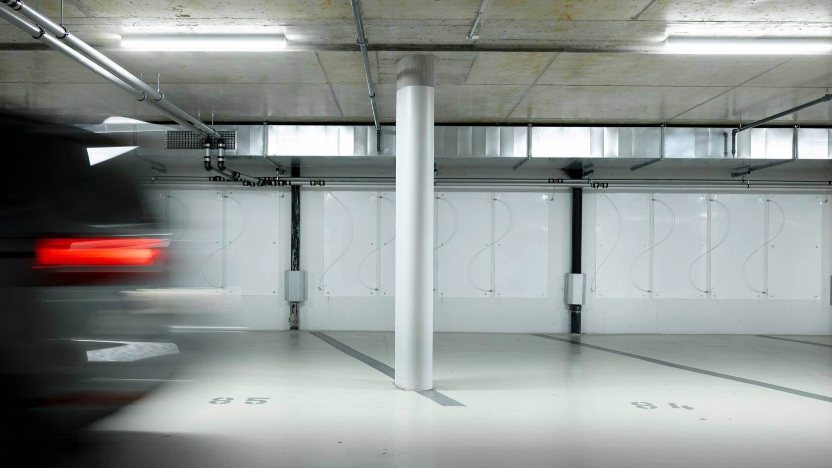 Pas de tours de forage, de cheminées ou de tours de refroidissement, les panneaux d’Enerdrape s’intègrent dans l’infrastructure sans être visibles.