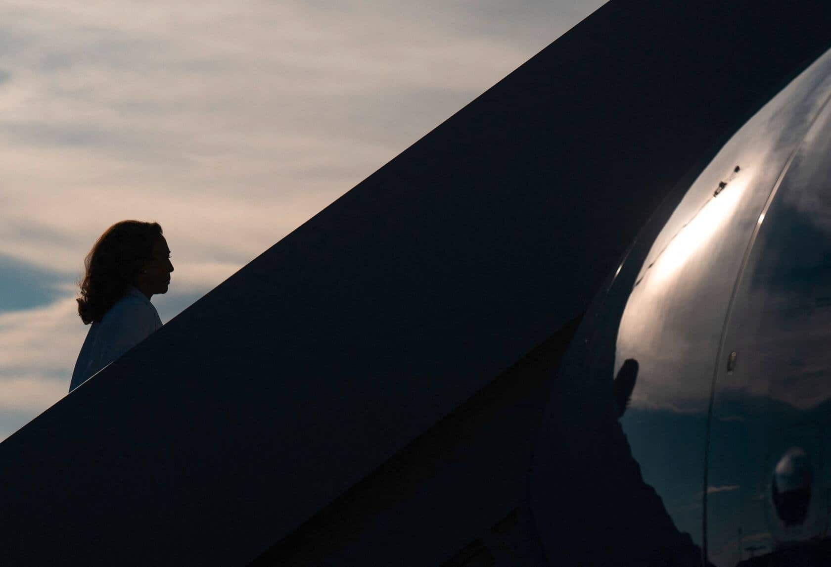 TOPSHOT - US Vice President Kamala Harris boards Air Force Two prior to departure from Savannah Hilton Head International Airport in Savannah, Georgia, on August 29, 2024. Harris is returning to Washington, DC, after a two-day campaign bus tour. (Photo by SAUL LOEB / AFP)