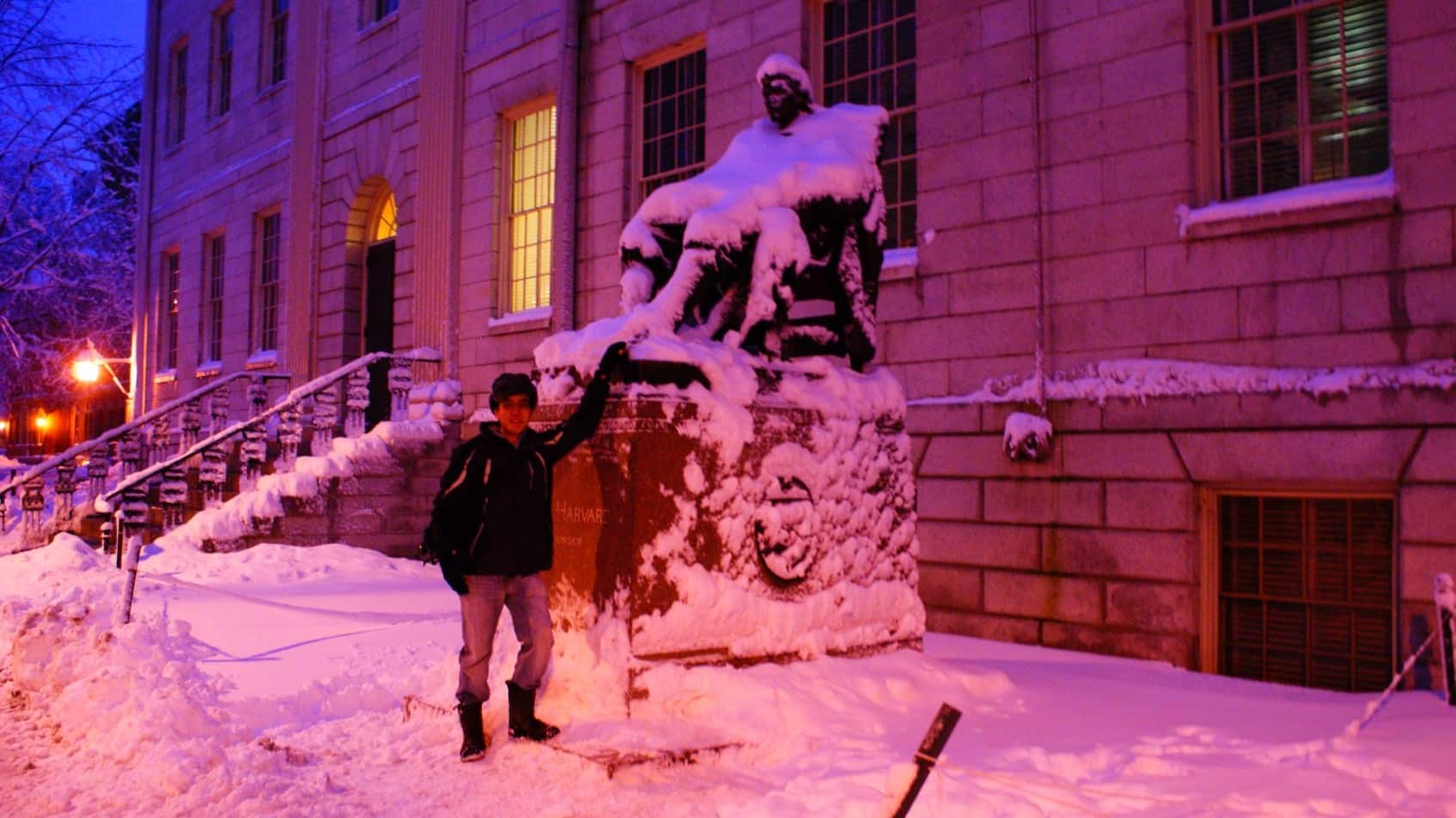 Andy Yen devant la statue de John Harvard