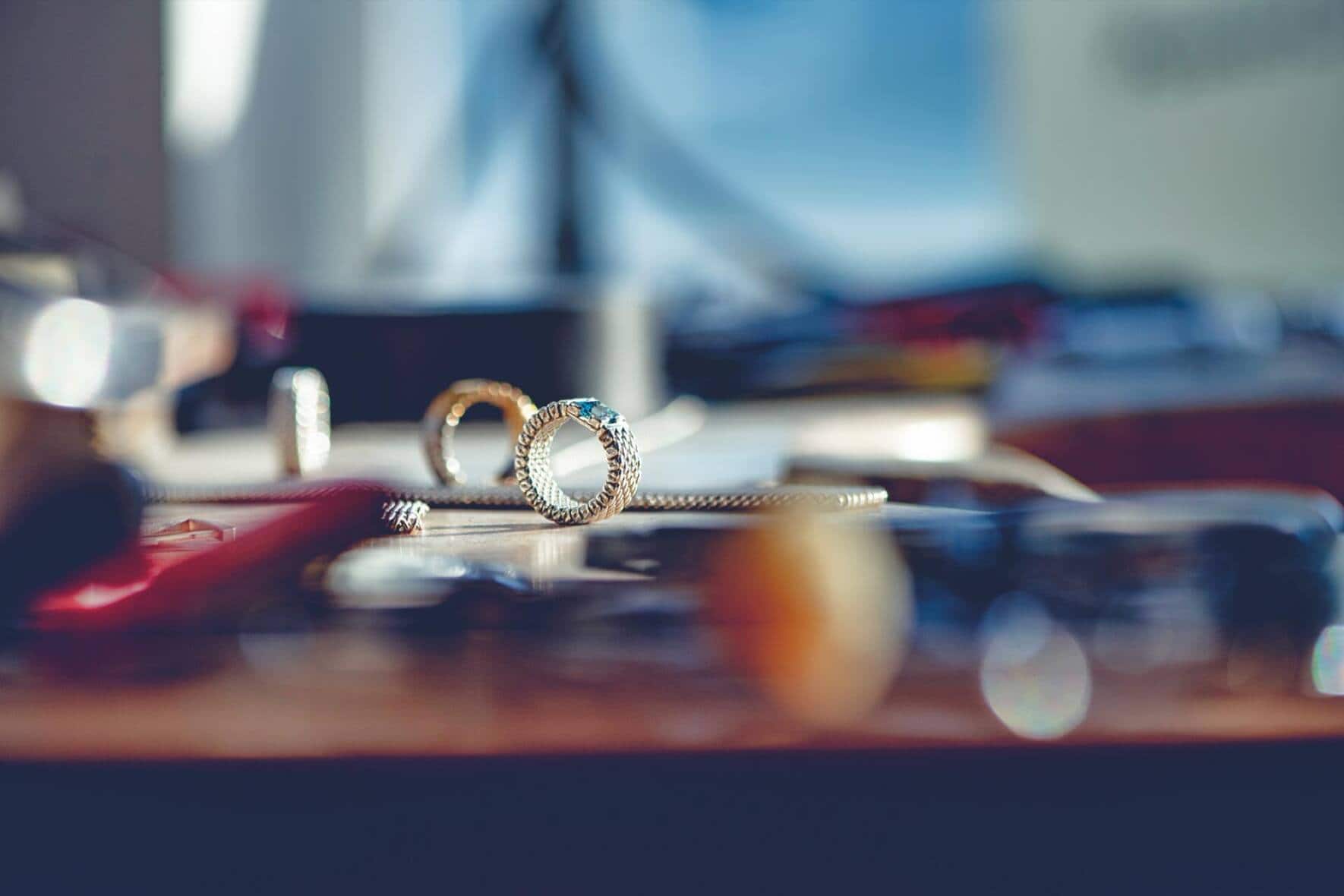 Démonstration par la bague: toute la souplesse d’une chaîne finie.