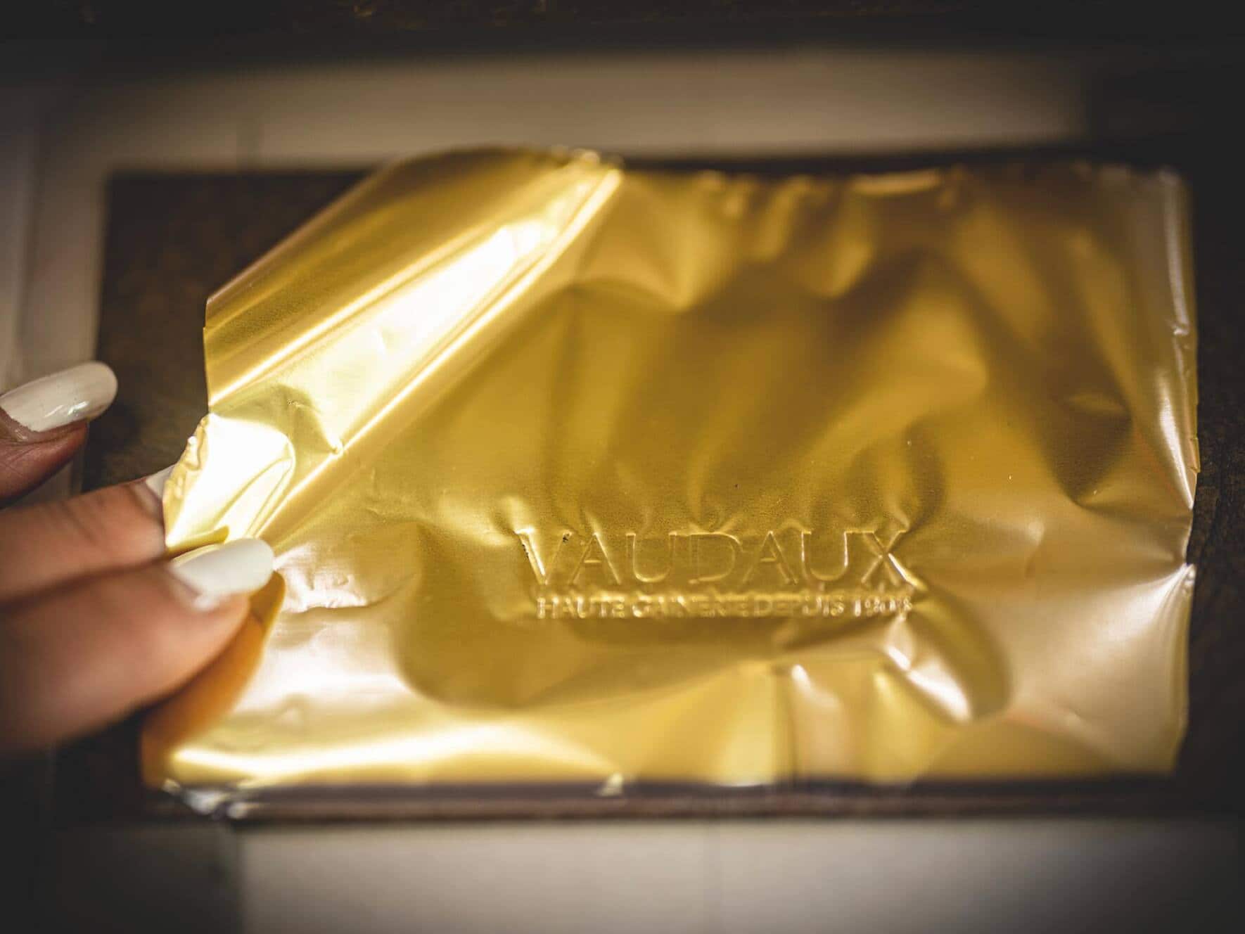 Le marquage. Une opération sans repentir dont la recette est unique à chaque création. A froid, à chaud, avec ou sans dorure. La température, la pression, le temps de passage, tout dépend du support, du cuir, du tissu, de l’effet recherché.