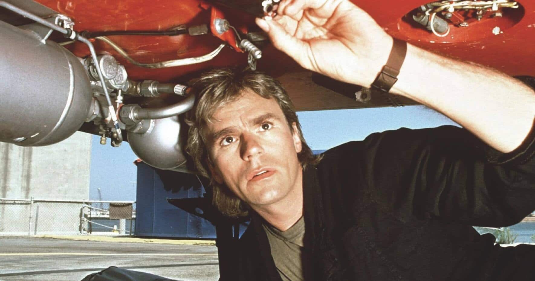 Le héros de la série MacGyver.