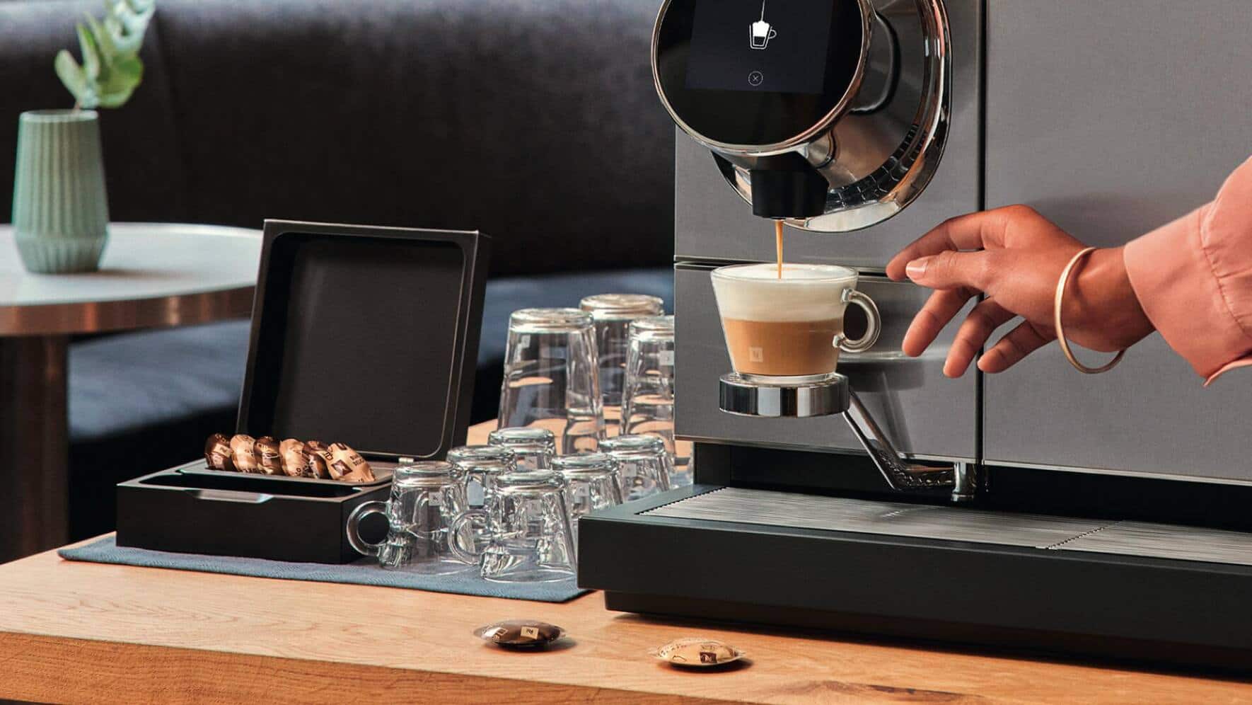 En 1999, Nespresso Professional démarre avec des machines dédiées aux PME et aux restaurants.