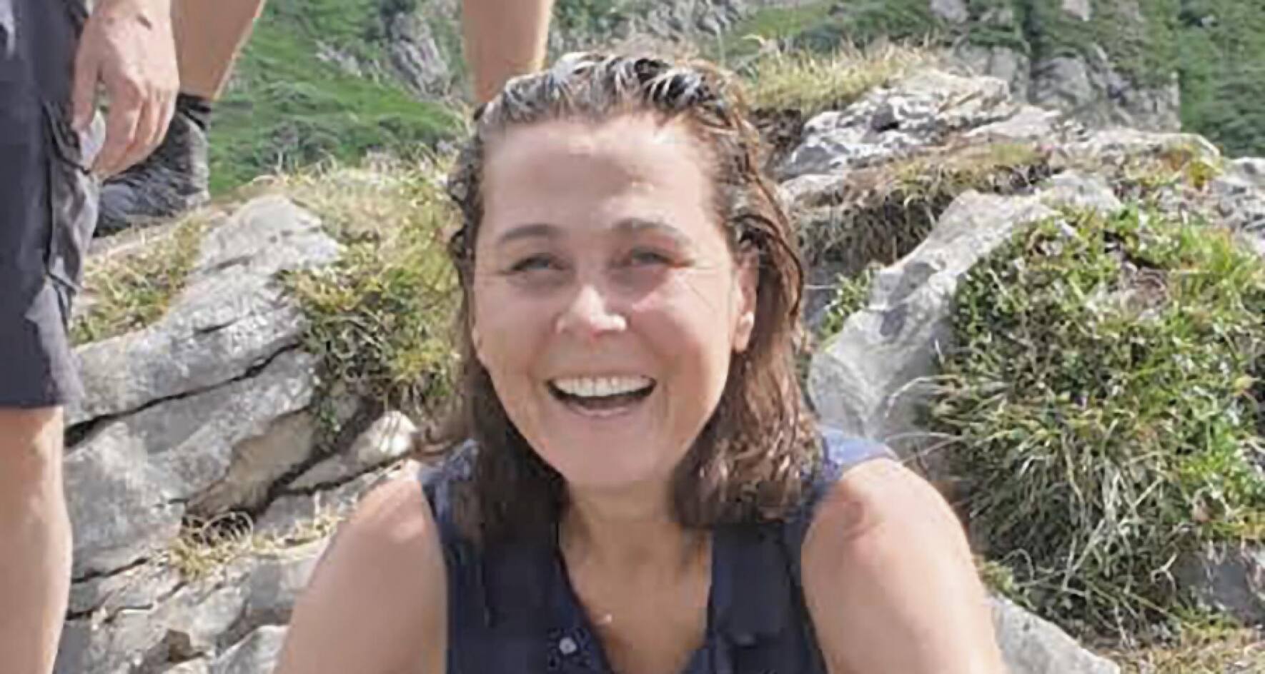 Angela de Wolff aime la montagne, même si elle avoue ne pas être une grande sportive et préférer le yoga ou la fête.