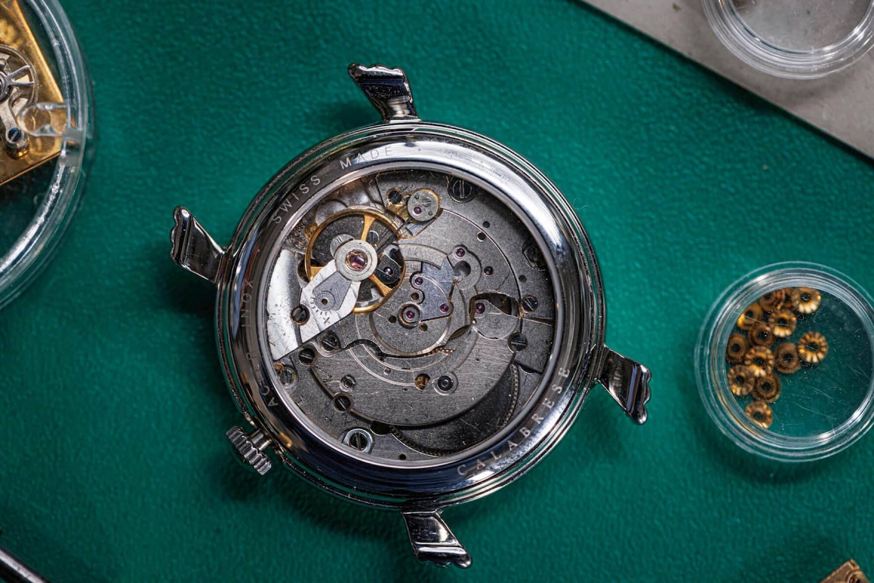 Tracteur: mouvement mécanique sur lequel l’horloger ajoute des complications.