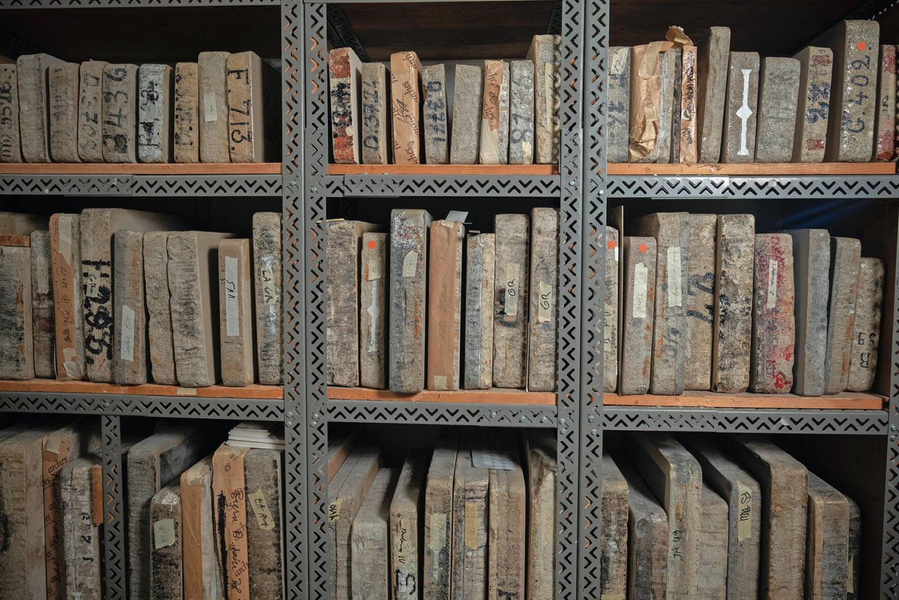 Les pierres lithographiques extraites des carrières de Solnhofen, près de Munich.