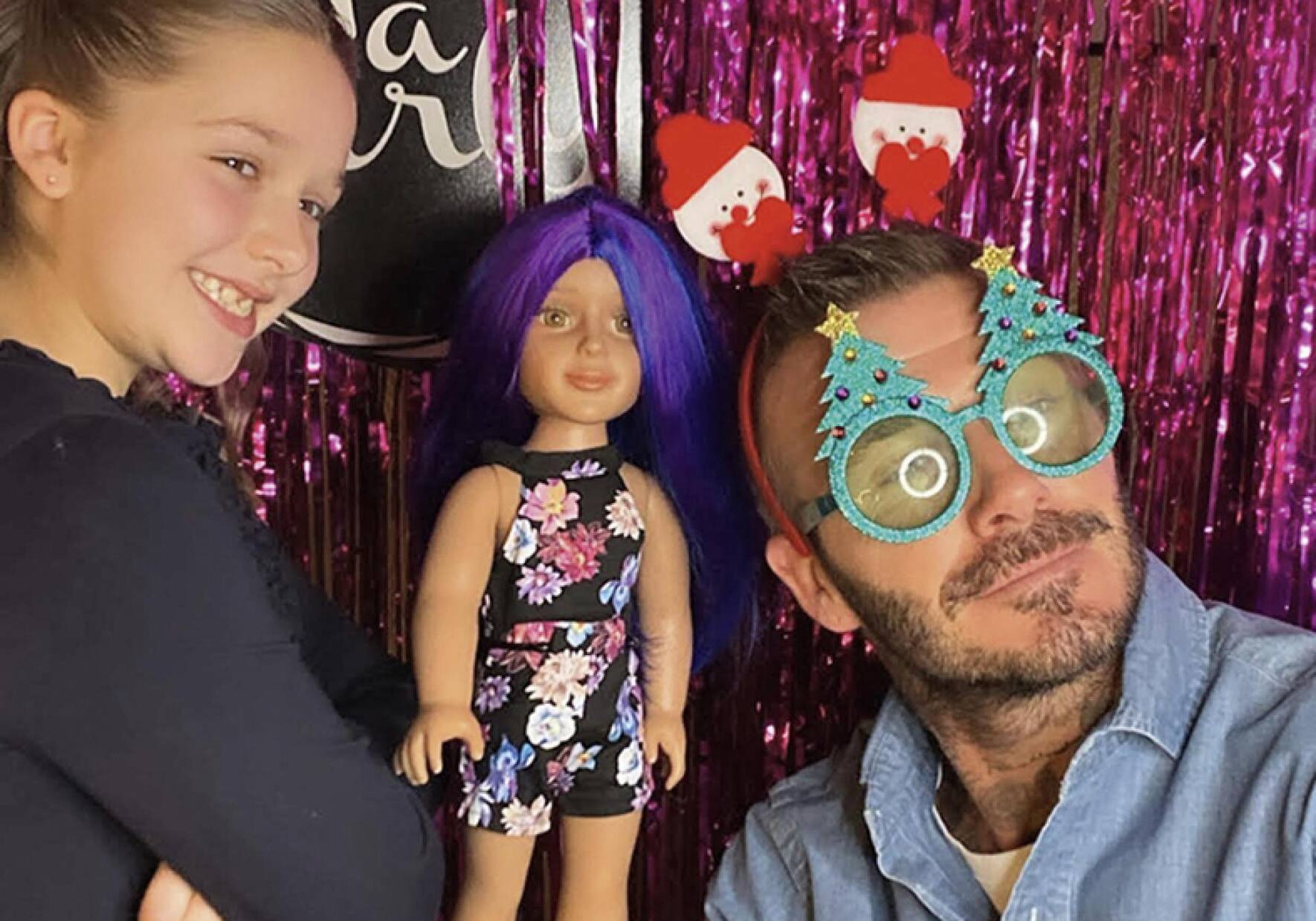 Cette photo de Noël avec une poupée I’m a Girly a été partagée par Victoria Bekham auprès de ses 27 millions d’abonnés sur Instagram en 2019.